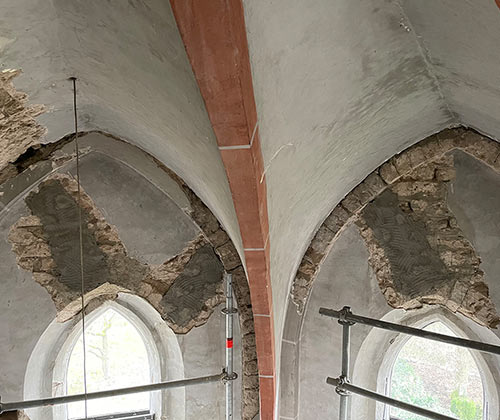 Sichtbare Schäden an der Decke der Kirche