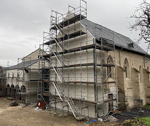 Baugerüst am Kirchengebäude während der Sanierung